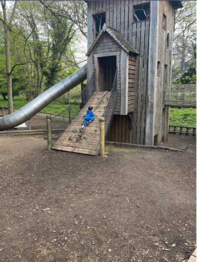 This week, Water Voles and Roe Deer went on their trip to Belton House. They had a great time constructing dens, exploring the natural world and tiring themselves out on the adventure playground! 🌳🌺